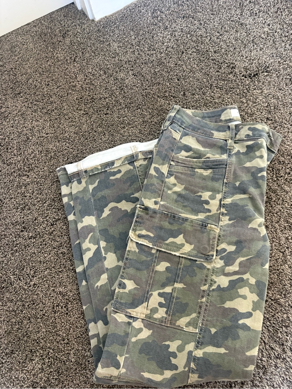Relaxed Fit Women's Cargo Jeans in Green Camo